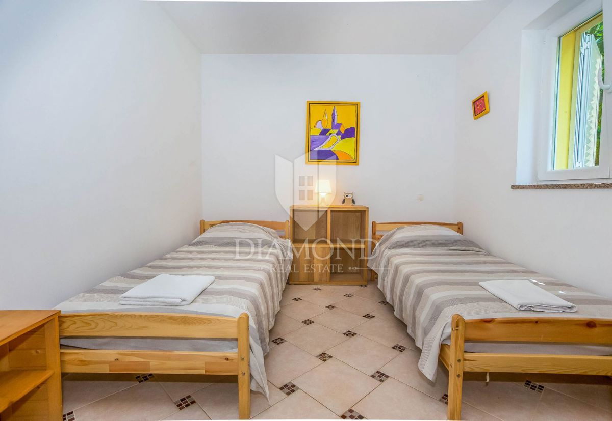 Hiša s 4 apartmaji na atraktivni lokaciji v bližini plaže in centra Poreča