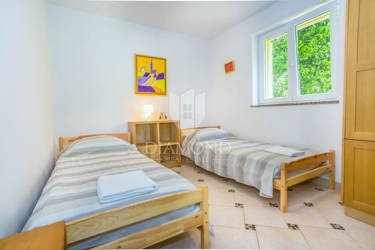 Hiša s 4 apartmaji na atraktivni lokaciji v bližini plaže in centra Poreča