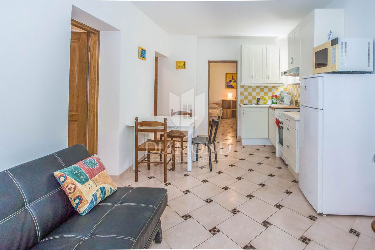 Hiša s 4 apartmaji na atraktivni lokaciji v bližini plaže in centra Poreča