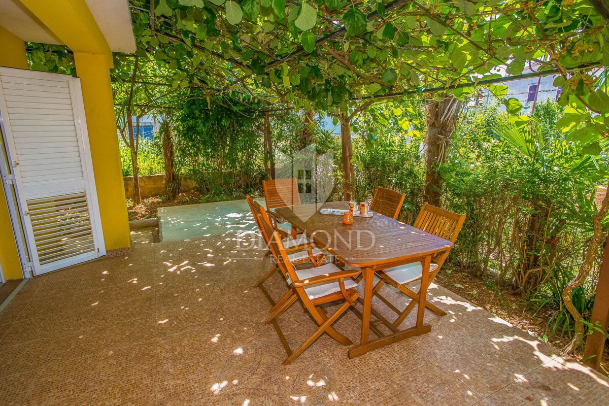 Hiša s 4 apartmaji na atraktivni lokaciji v bližini plaže in centra Poreča