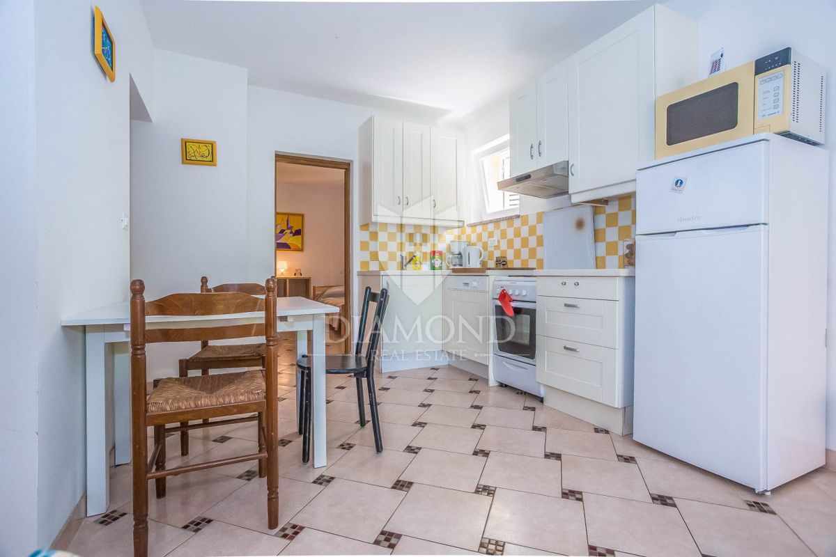 Hiša s 4 apartmaji na atraktivni lokaciji v bližini plaže in centra Poreča
