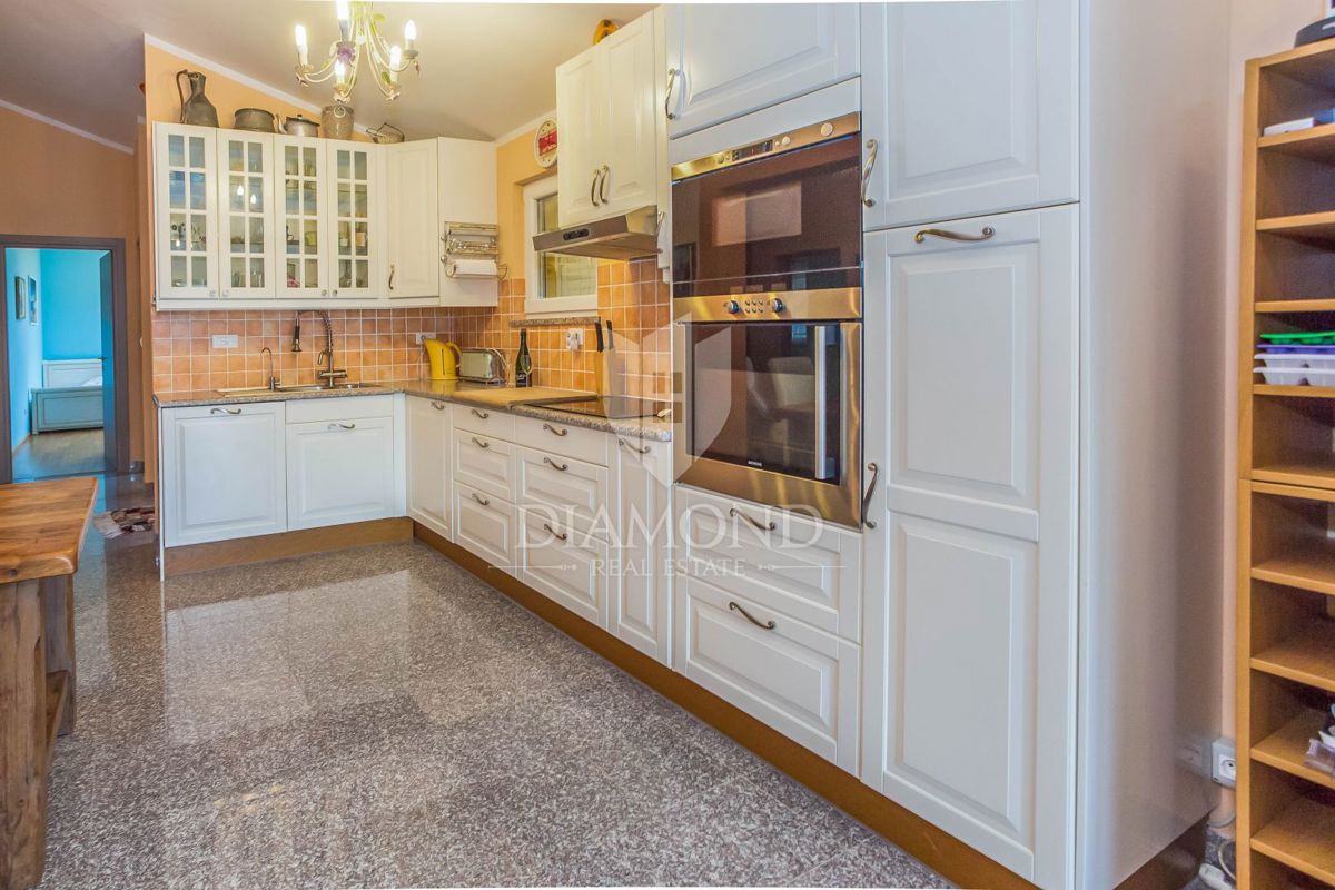 Hiša s 4 apartmaji na atraktivni lokaciji v bližini plaže in centra Poreča