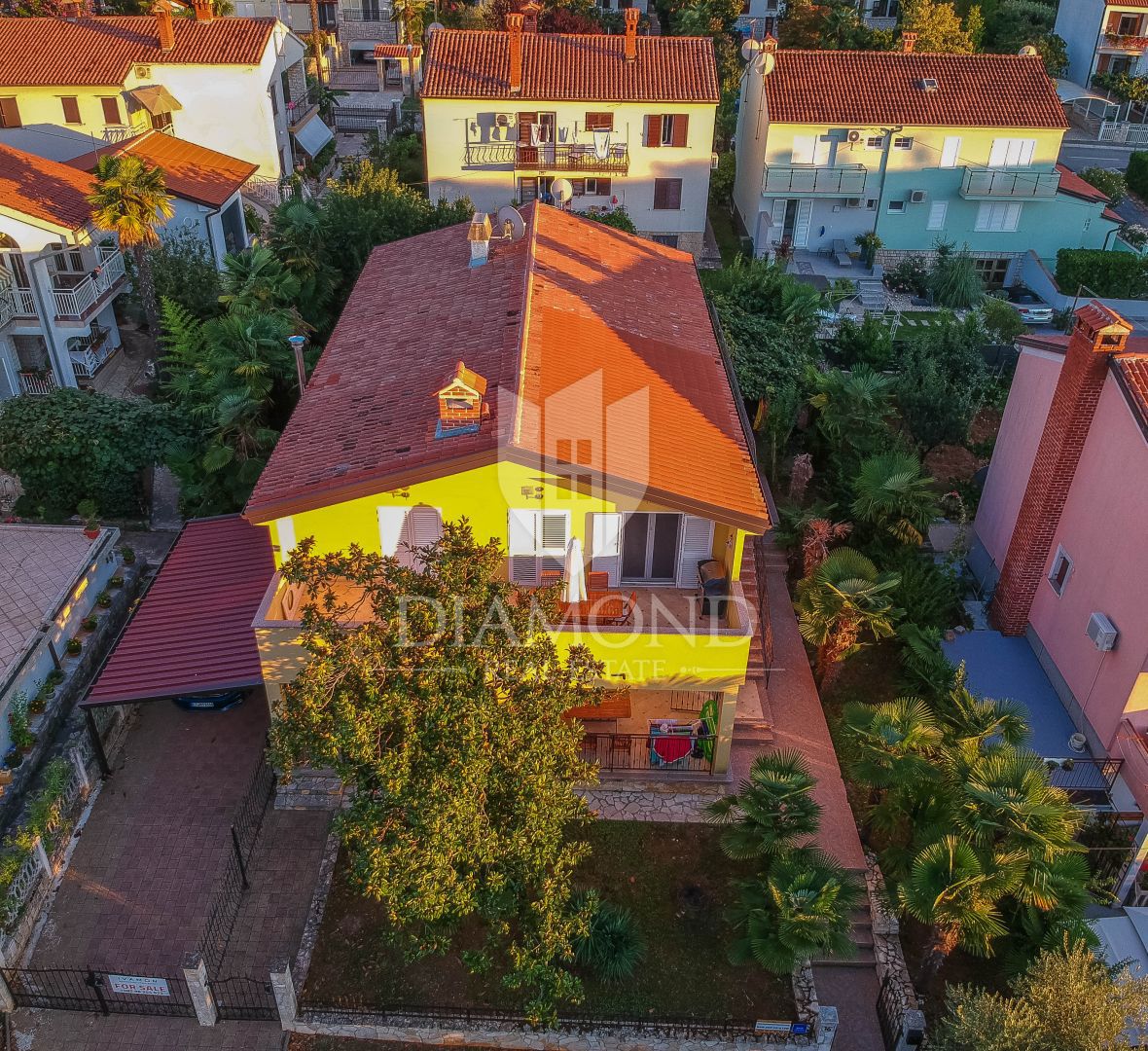 Hiša s 4 apartmaji na atraktivni lokaciji v bližini plaže in centra Poreča