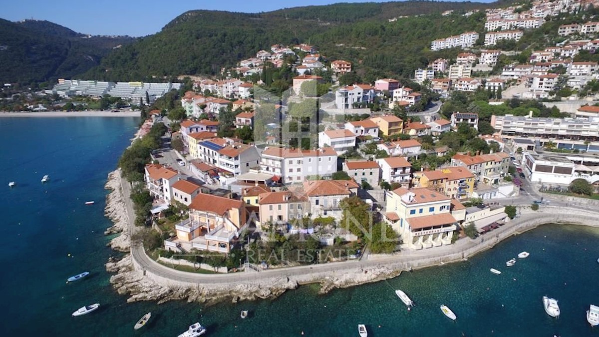 Rabac, stanovanjsko poslovni objekt prva vrsta do morja