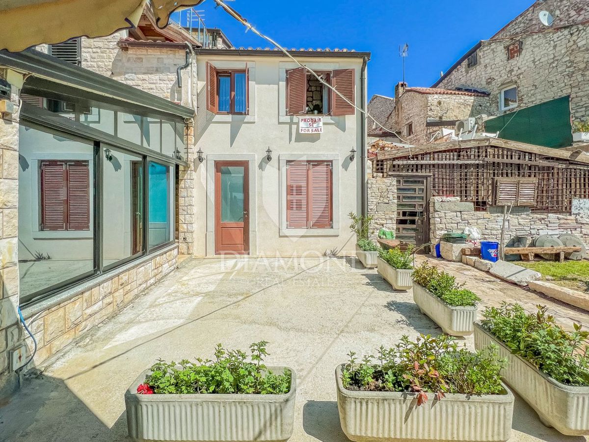 Umag, Istrska hiša s poslovnim prostorom 1. vrsta do morja!