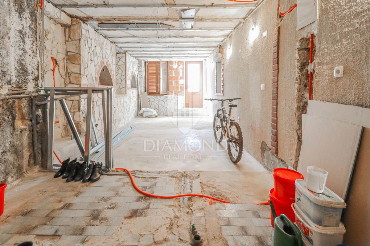 Umag, Istrska hiša s poslovnim prostorom 1. vrsta do morja!