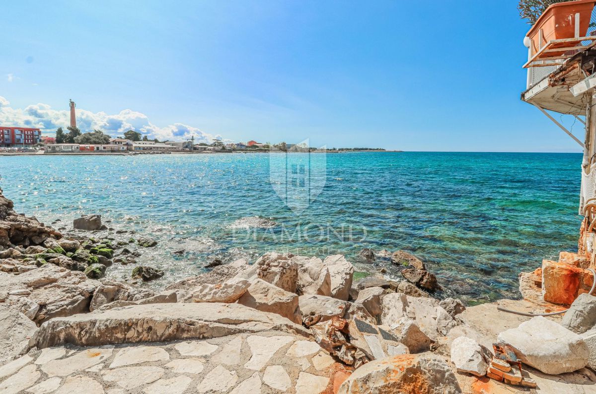 Umag, Istrska hiša s poslovnim prostorom 1. vrsta do morja!