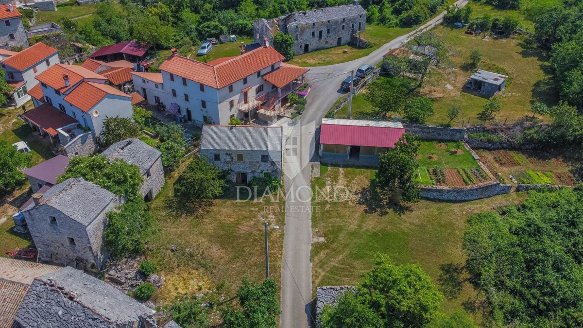 Oprtalj okolica, kamnita istrska hiša za prenovo z vrtom na mirni lokaciji
