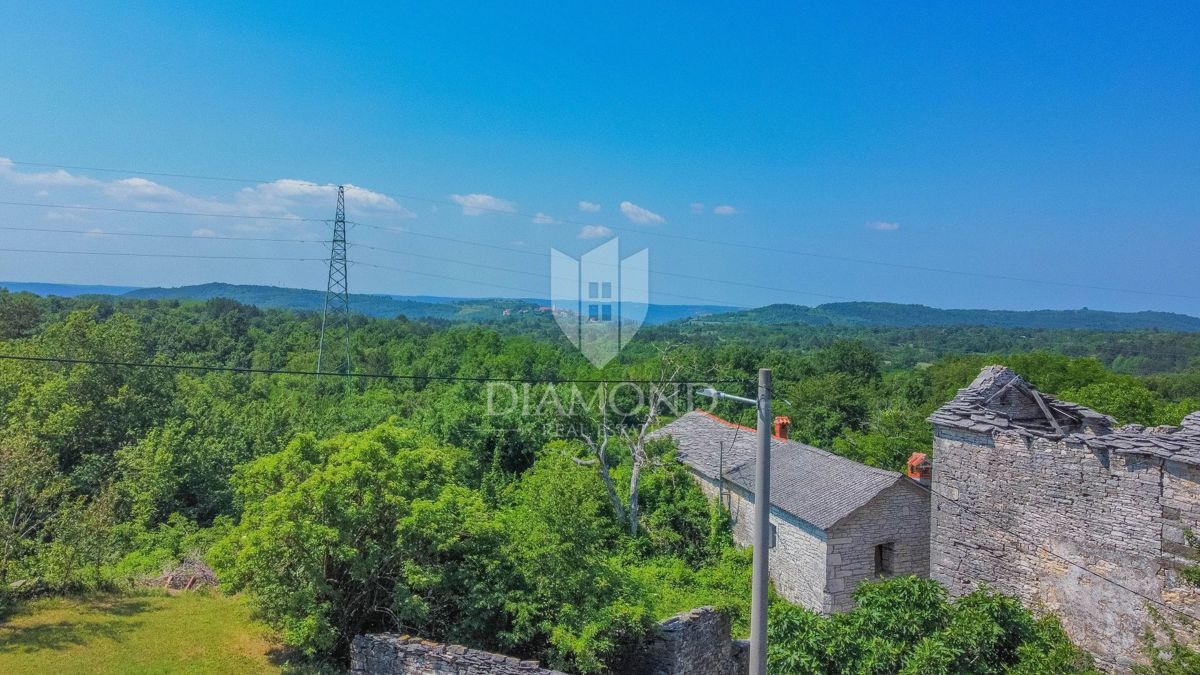 Oprtalj okolica, kamnita istrska hiša za prenovo z vrtom na mirni lokaciji