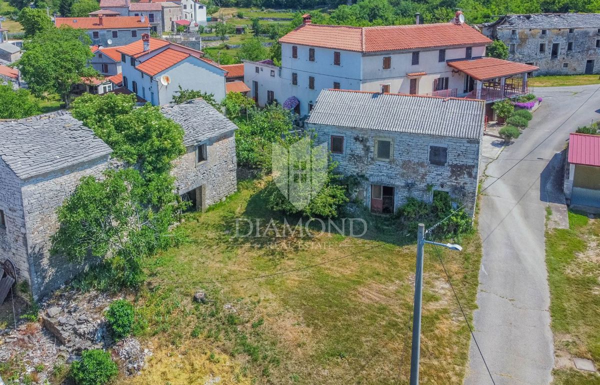 Oprtalj okolica, kamnita istrska hiša za prenovo z vrtom na mirni lokaciji