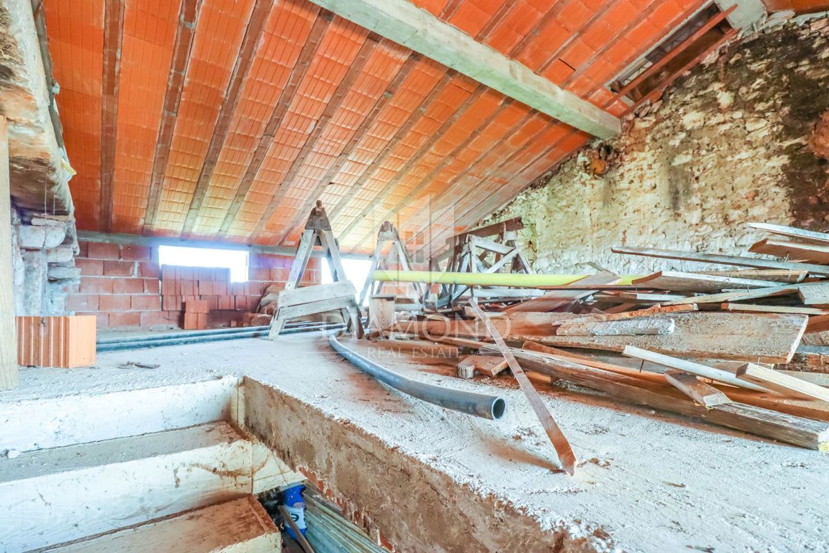 Poreč, okolica, vrstna hiša za adaptacijo na odlični lokaciji