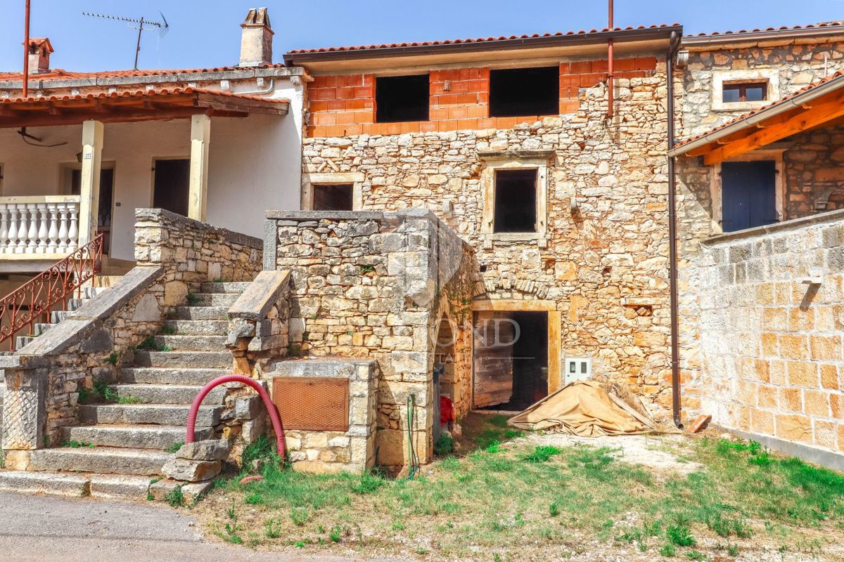 Poreč, okolica, vrstna hiša za adaptacijo na odlični lokaciji