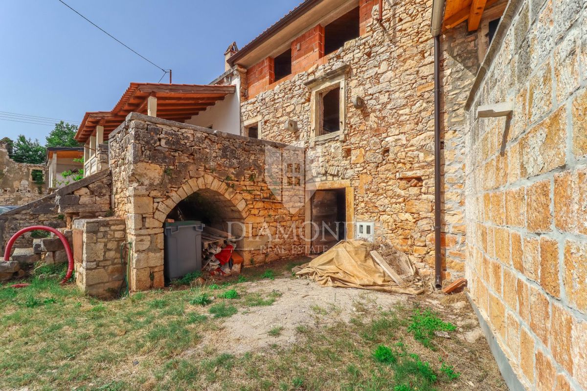 Poreč, okolica, vrstna hiša za adaptacijo na odlični lokaciji