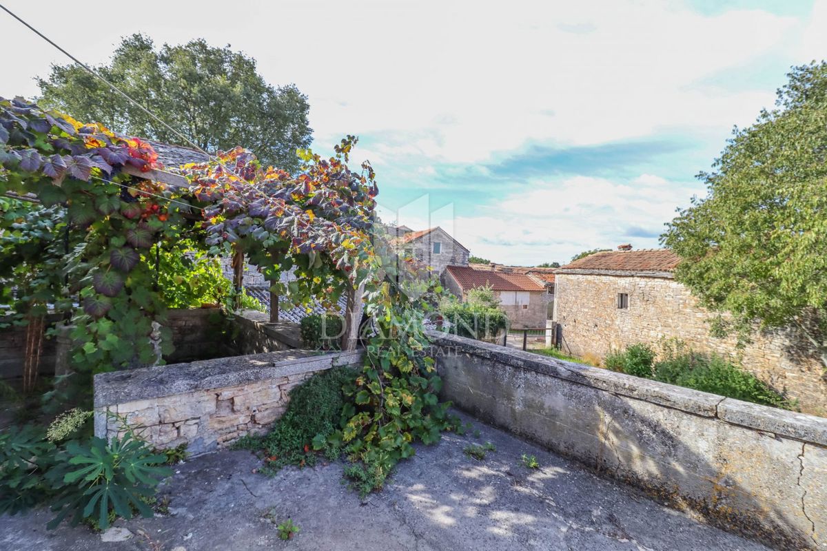 Rovinj, okolica, kamniti kompleks s potencialom