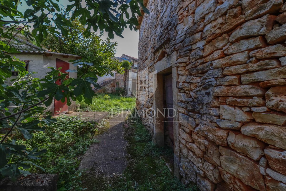 Rovinj, okolica, kamniti kompleks s potencialom