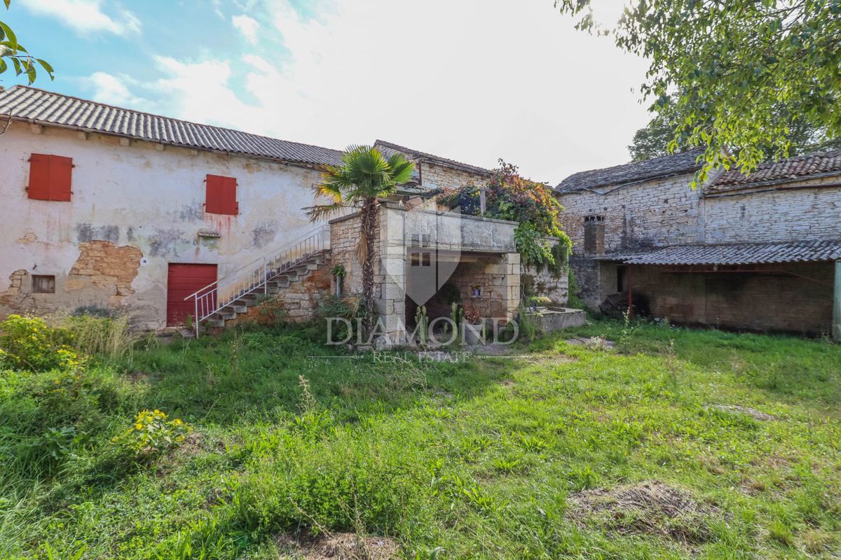 Rovinj, okolica, kamniti kompleks s potencialom
