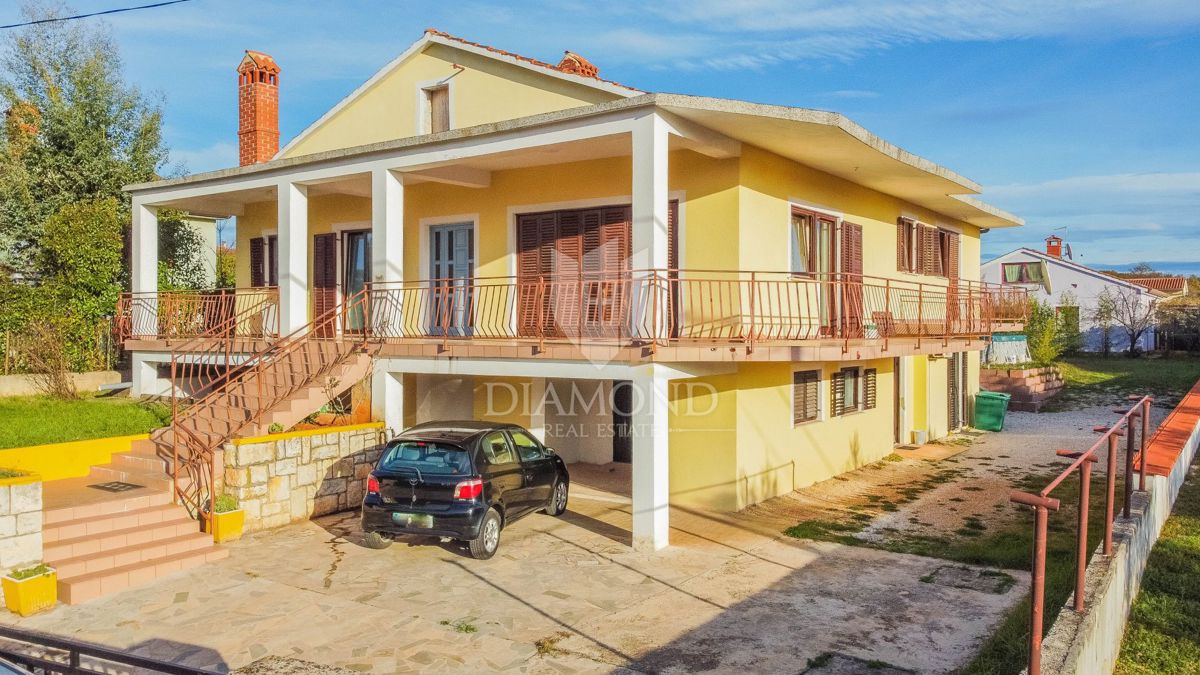 Umag, okolica! Apartmajska hiša z lepim vrtom!