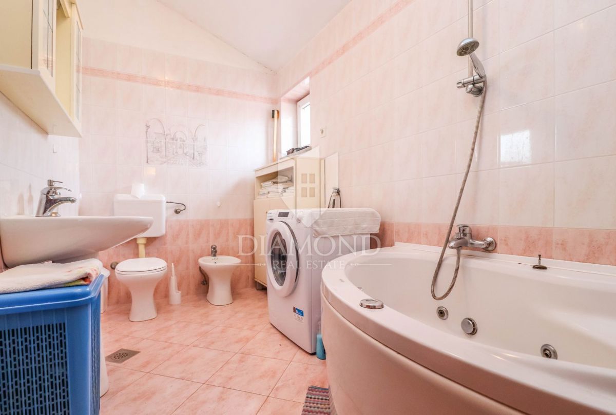 Rovinj, okolica, prostorna hiša v mirnem delu naselja