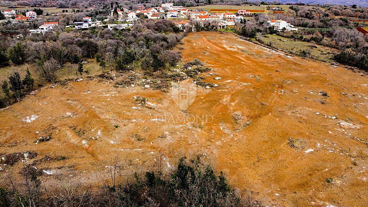 Barban, južno od Istre, veliko gradbeno zemljišče za 53 objektov
