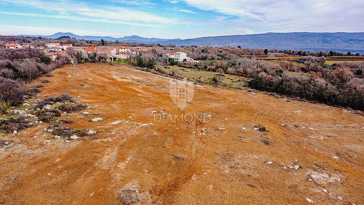 Barban, južno od Istre, veliko gradbeno zemljišče za 53 objektov
