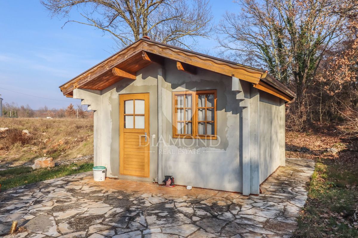 Poreč, okolica, dve hiši z bazenom in velikim vrtom!
