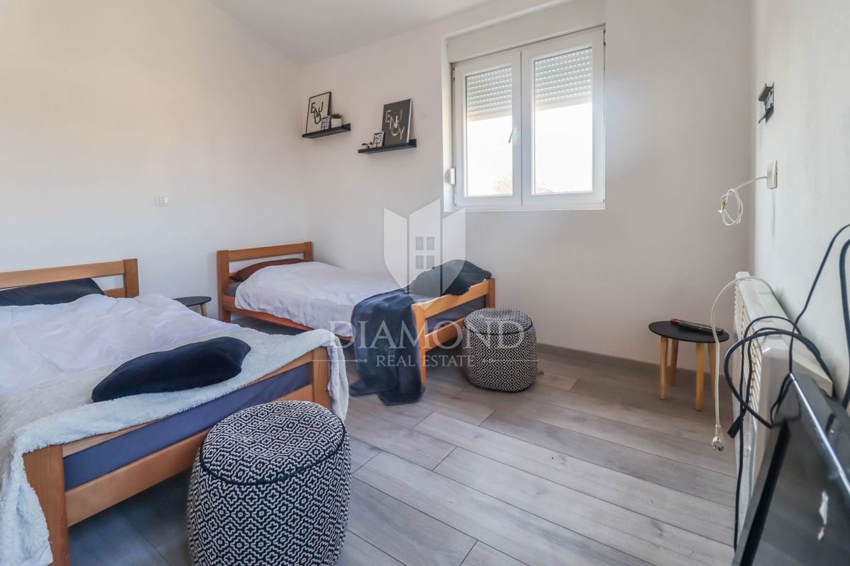 Poreč, okolica, dve hiši z bazenom in velikim vrtom!