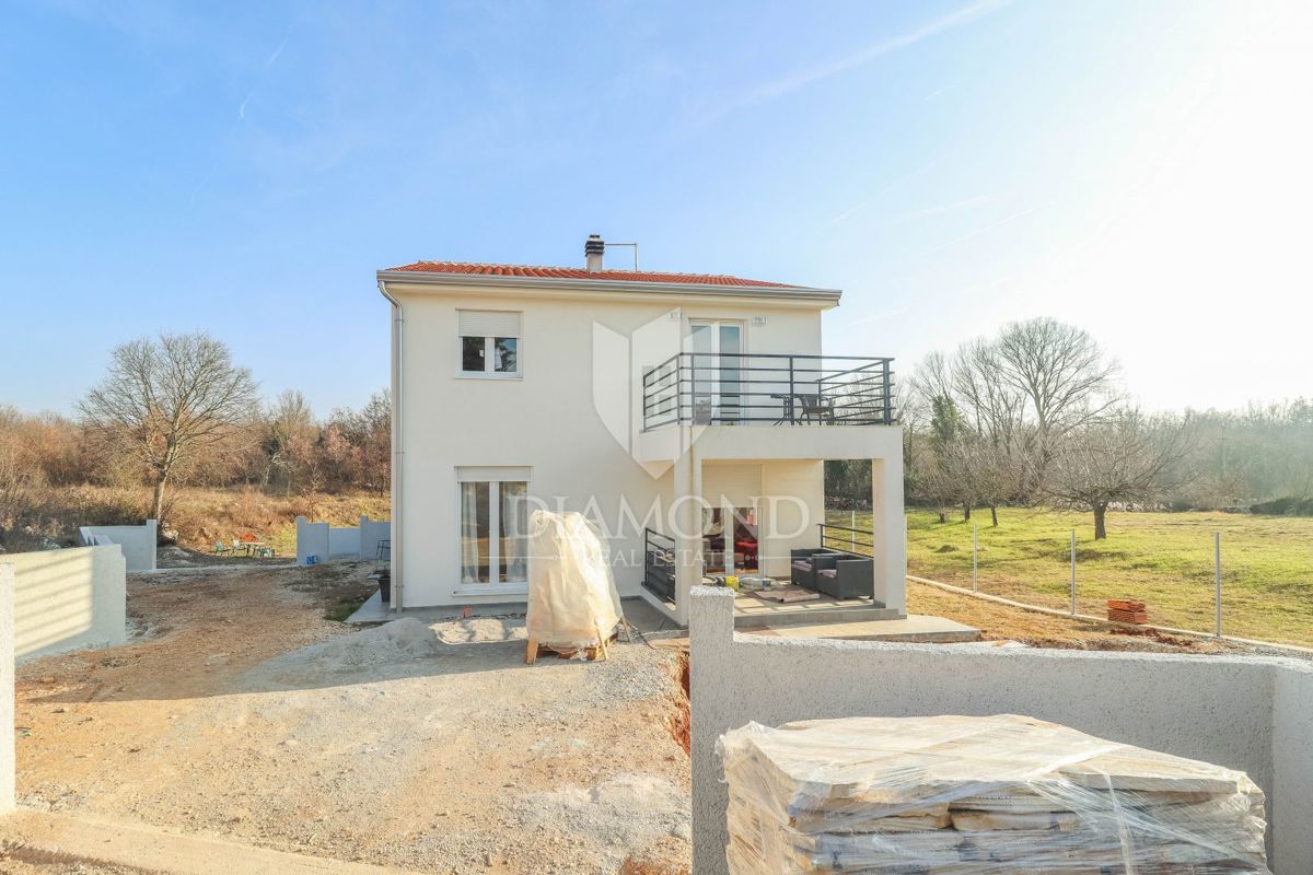 Poreč, okolica, dve hiši z bazenom in velikim vrtom!