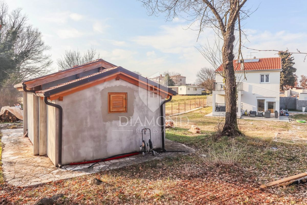 Poreč, okolica, dve hiši z bazenom in velikim vrtom!