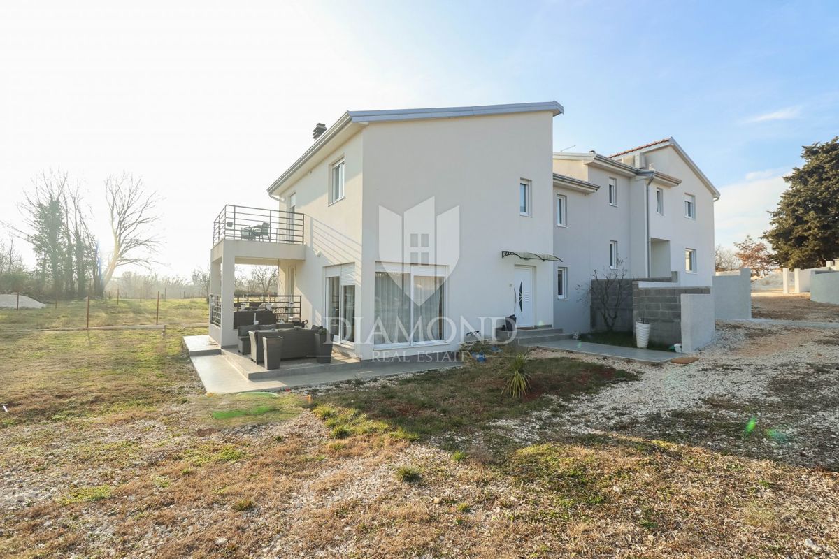 Poreč, okolica, dve hiši z bazenom in velikim vrtom!