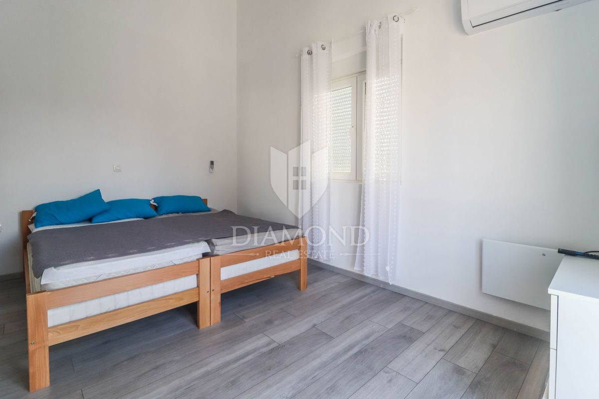 Poreč, okolica, dve hiši z bazenom in velikim vrtom!