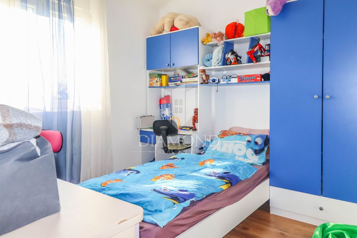 Poreč, okolica, dve hiši z bazenom in velikim vrtom!