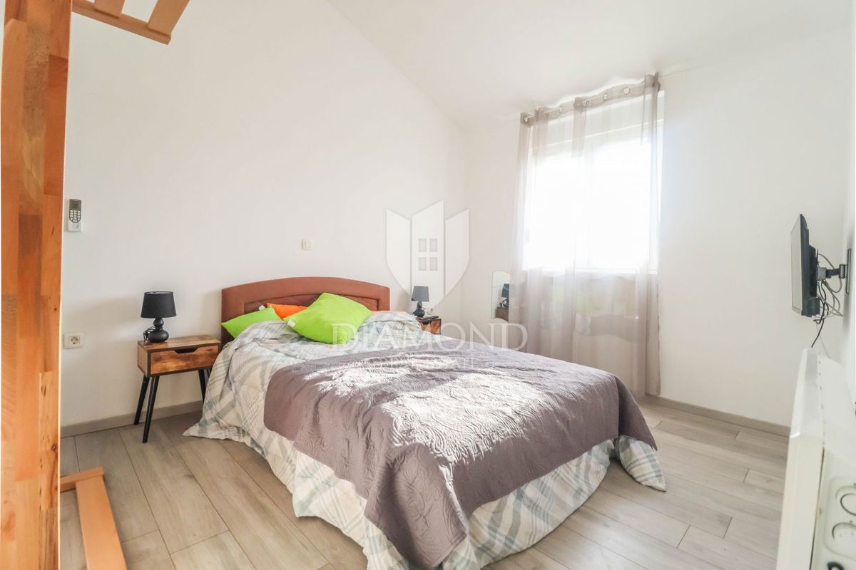 Poreč, okolica, dve hiši z bazenom in velikim vrtom!