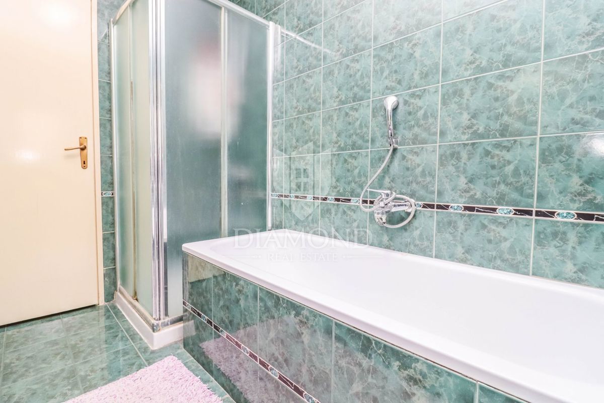 Kanfanar, prostorna hiša z več apartmaji