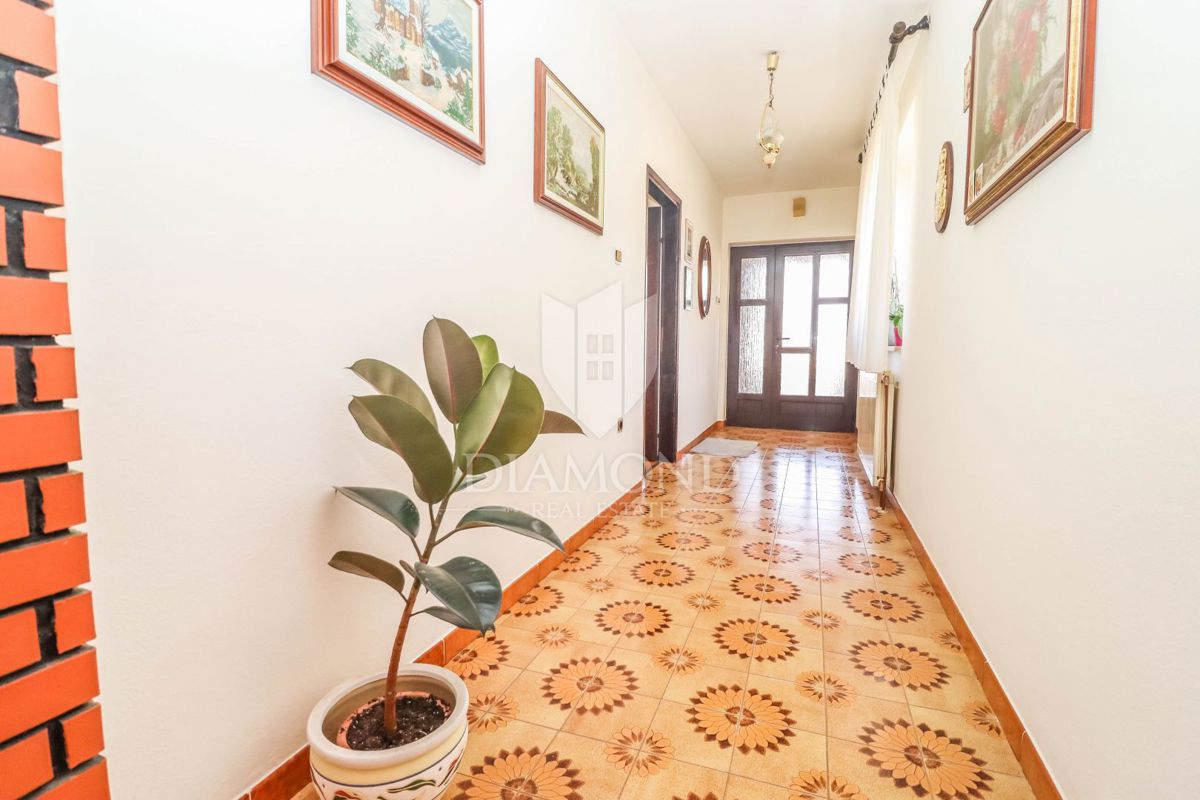 Kanfanar, prostorna hiša z več apartmaji