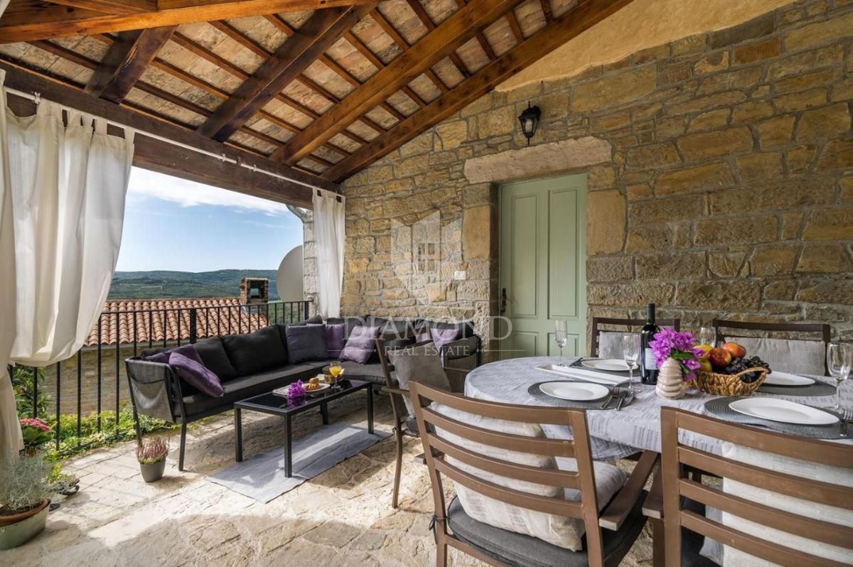 Okolica Oprtlja, vila z bazenom in panoramskim razgledom