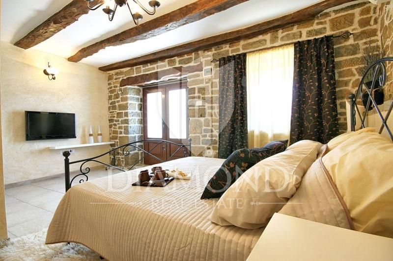 Okolica Oprtlja, vila z bazenom in panoramskim razgledom