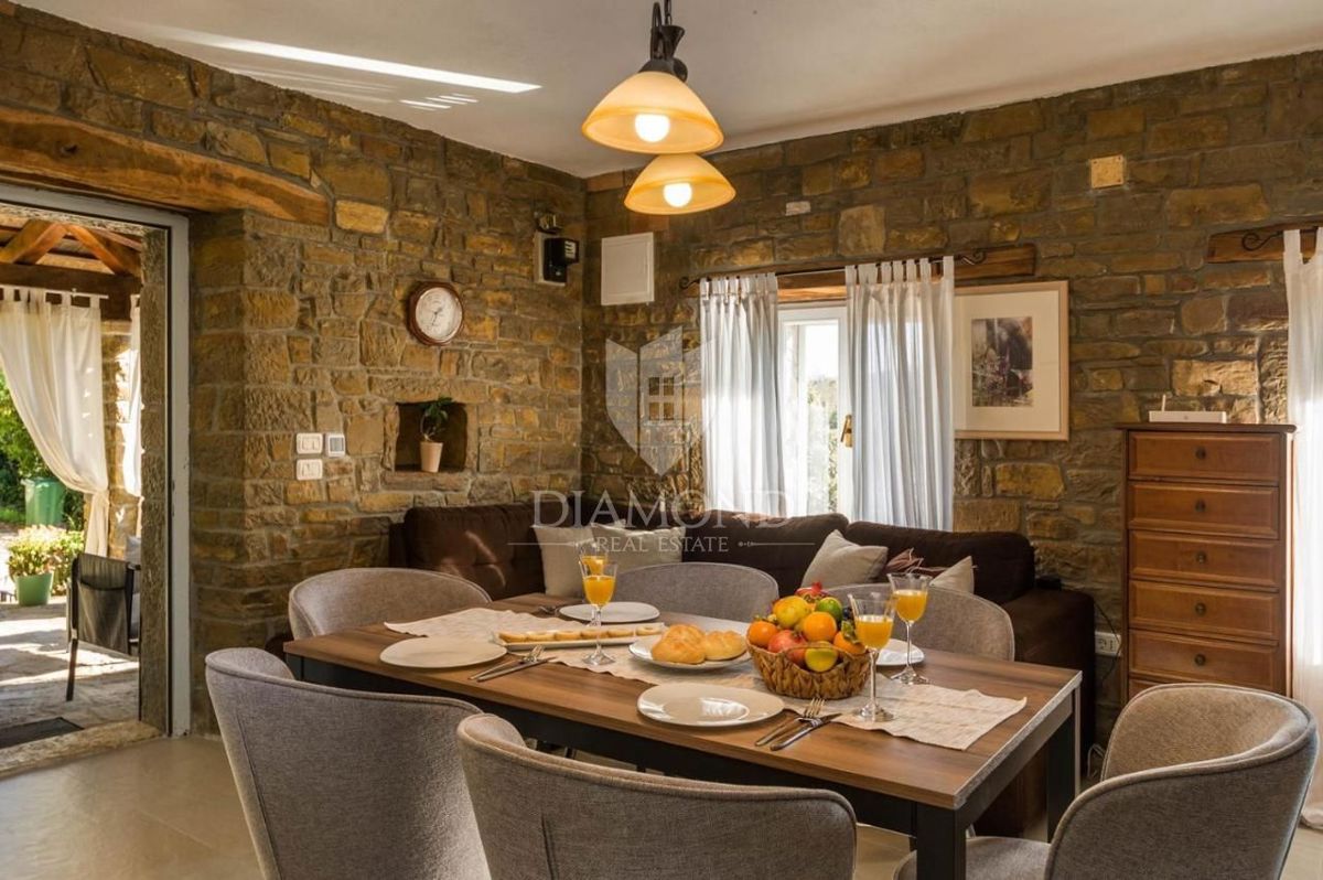 Okolica Oprtlja, vila z bazenom in panoramskim razgledom