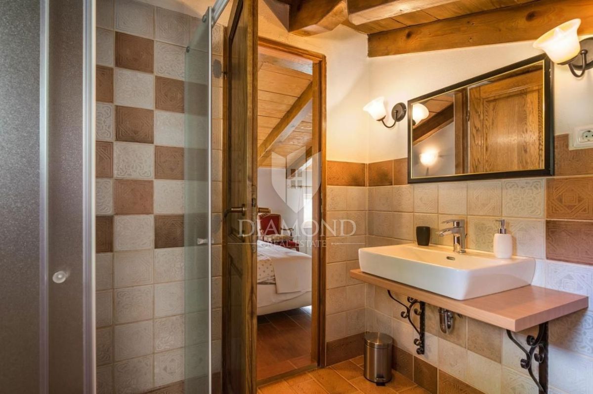 Okolica Oprtlja, vila z bazenom in panoramskim razgledom