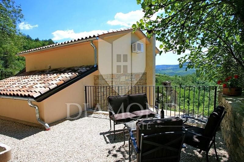 Okolica Oprtlja, vila z bazenom in panoramskim razgledom