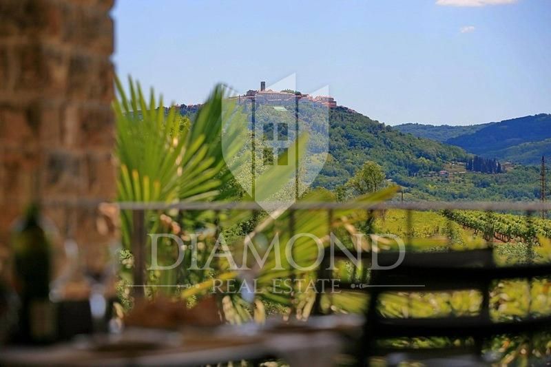 Okolica Oprtlja, vila z bazenom in panoramskim razgledom
