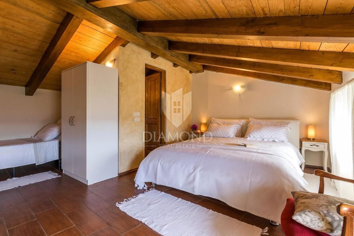 Okolica Oprtlja, vila z bazenom in panoramskim razgledom