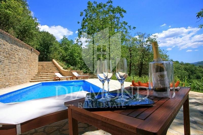 Okolica Oprtlja, vila z bazenom in panoramskim razgledom