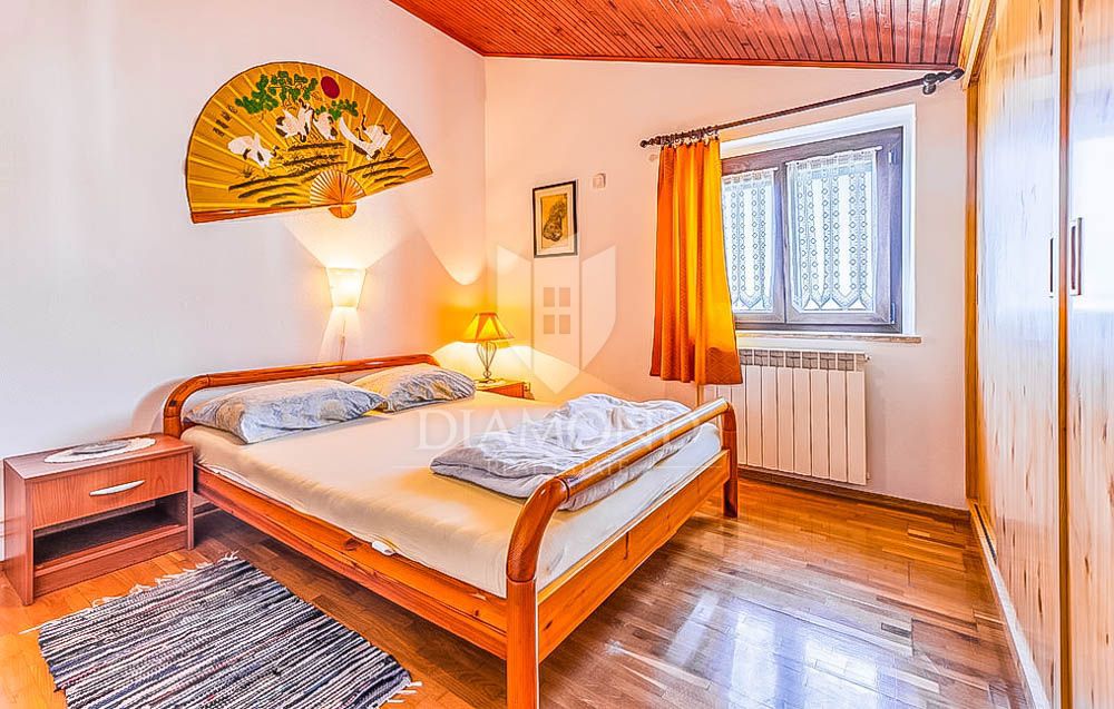 Pula, Hiša z bazenom na mirni lokaciji