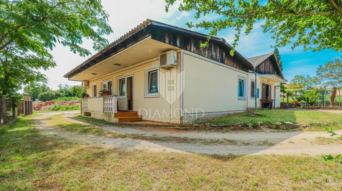 Umag, okolica! Hiša za obnovo z zazidljivim zemljiščem!