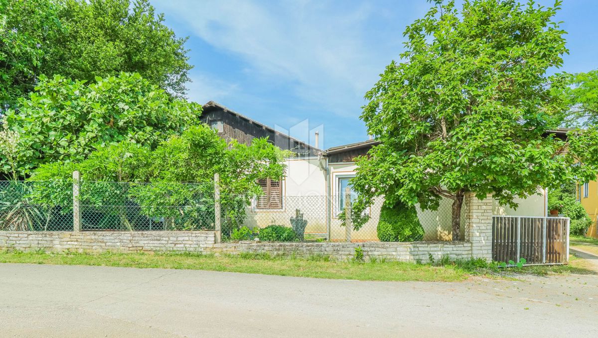 Umag, okolica! Hiša za obnovo z zazidljivim zemljiščem!