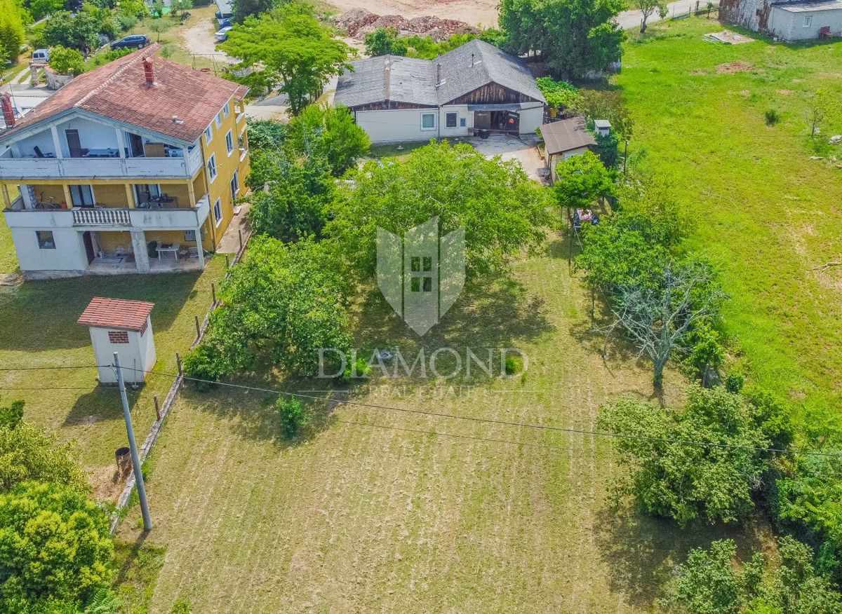 Umag, okolica! Hiša za obnovo z zazidljivim zemljiščem!