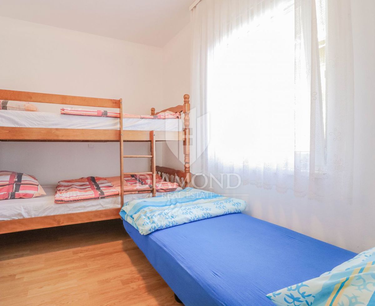 Umag, okolica! Hiša za obnovo z zazidljivim zemljiščem!