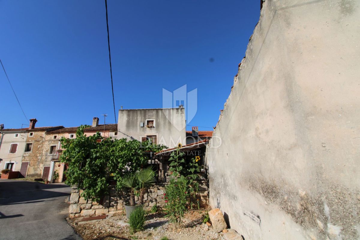 Marčana, dve kamniti hiši v nizu za adaptacijo