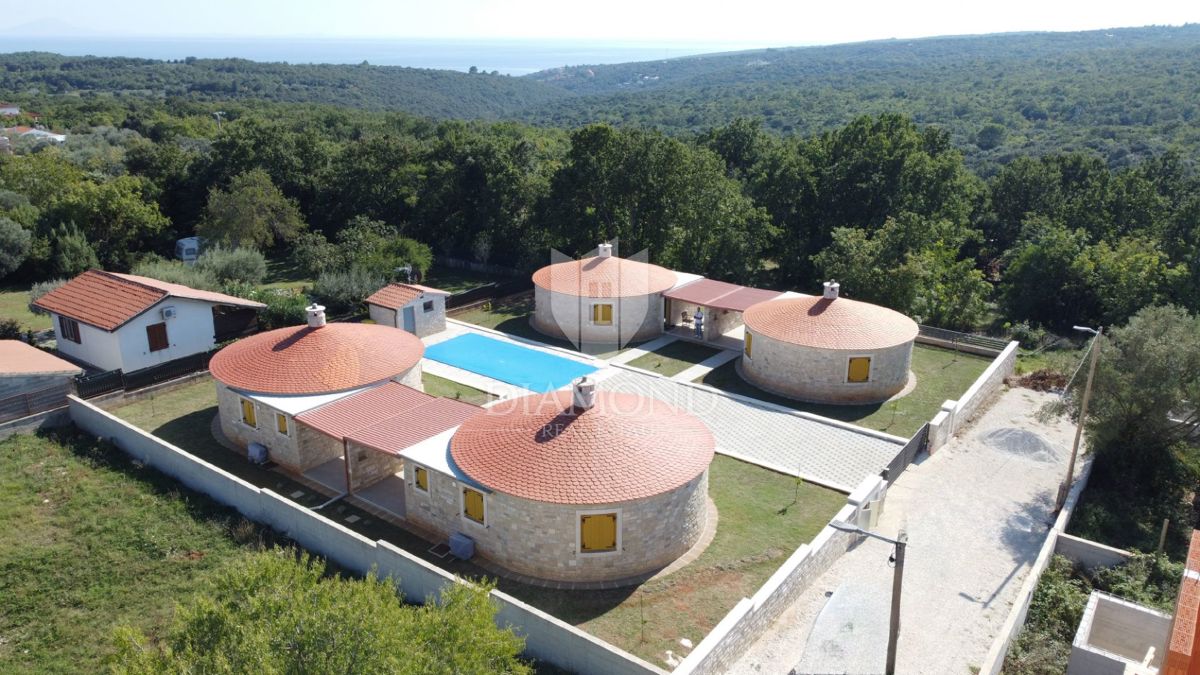 Pula, okolica, lepe avtohtone hiše z bazenom