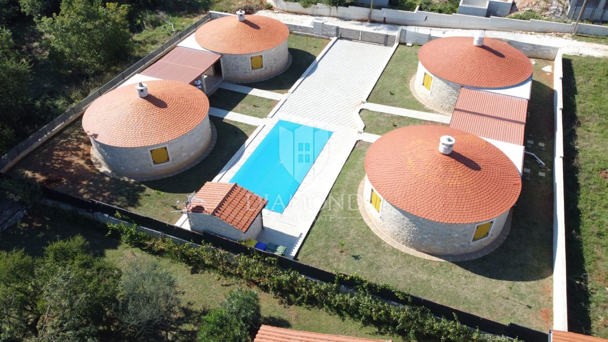 Pula, okolica, lepe avtohtone hiše z bazenom